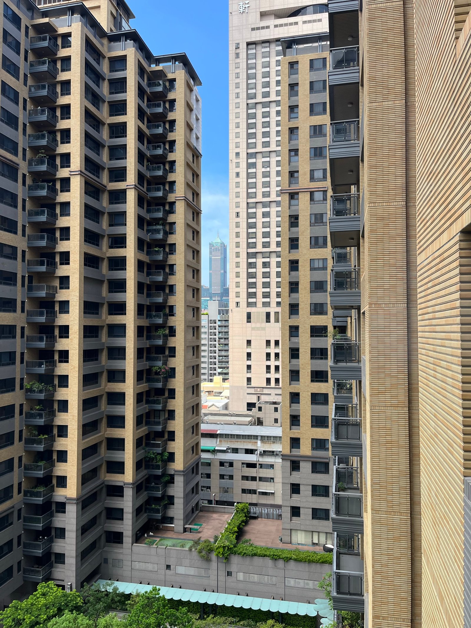 Moderner Hochhausblock Taiwan, Außenansicht: Beton und Glasfassade