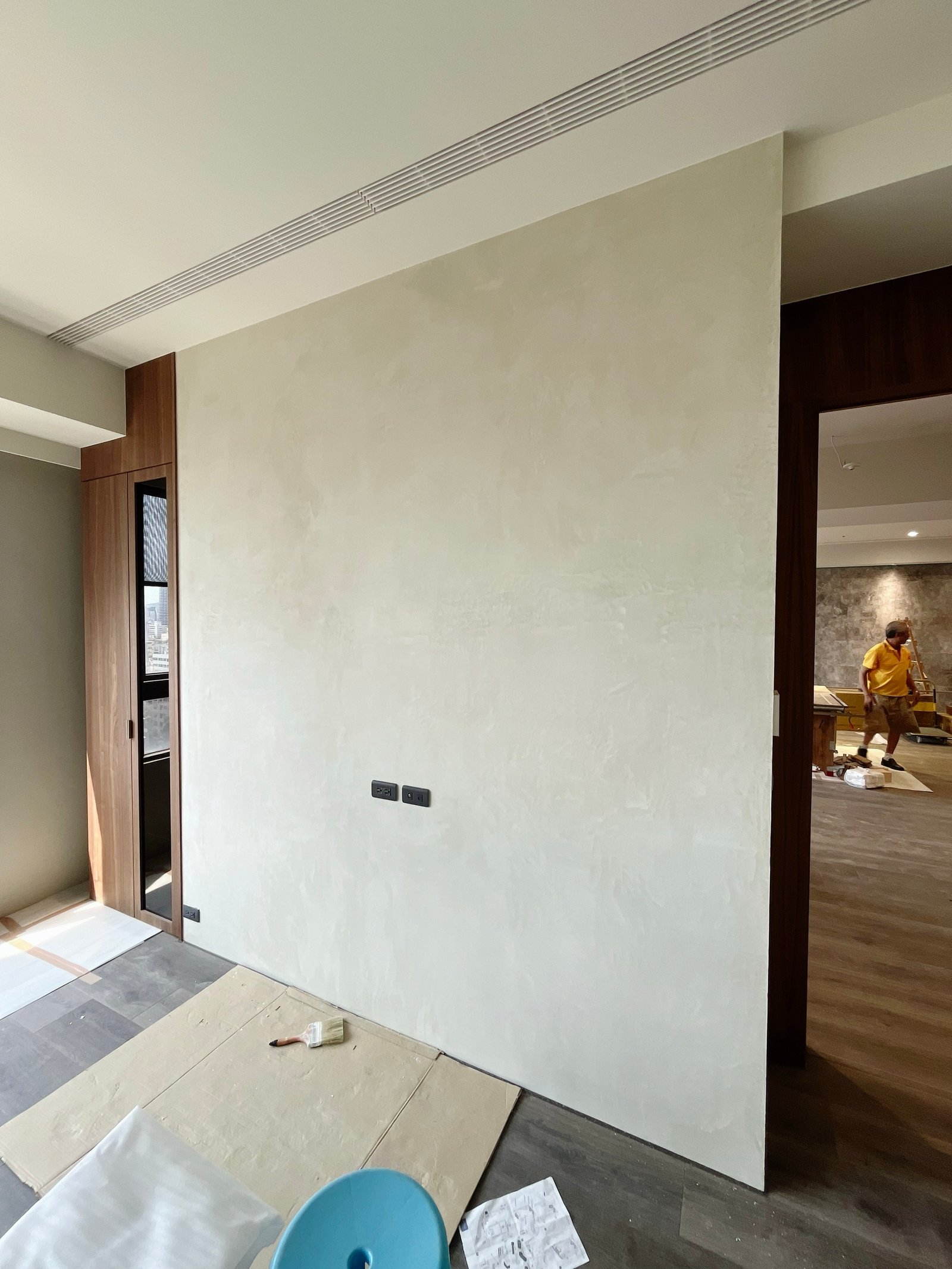 Moderner Innenraum Taiwan: Kalkputzwand als Raumteiler, Handwerker bei Arbeit