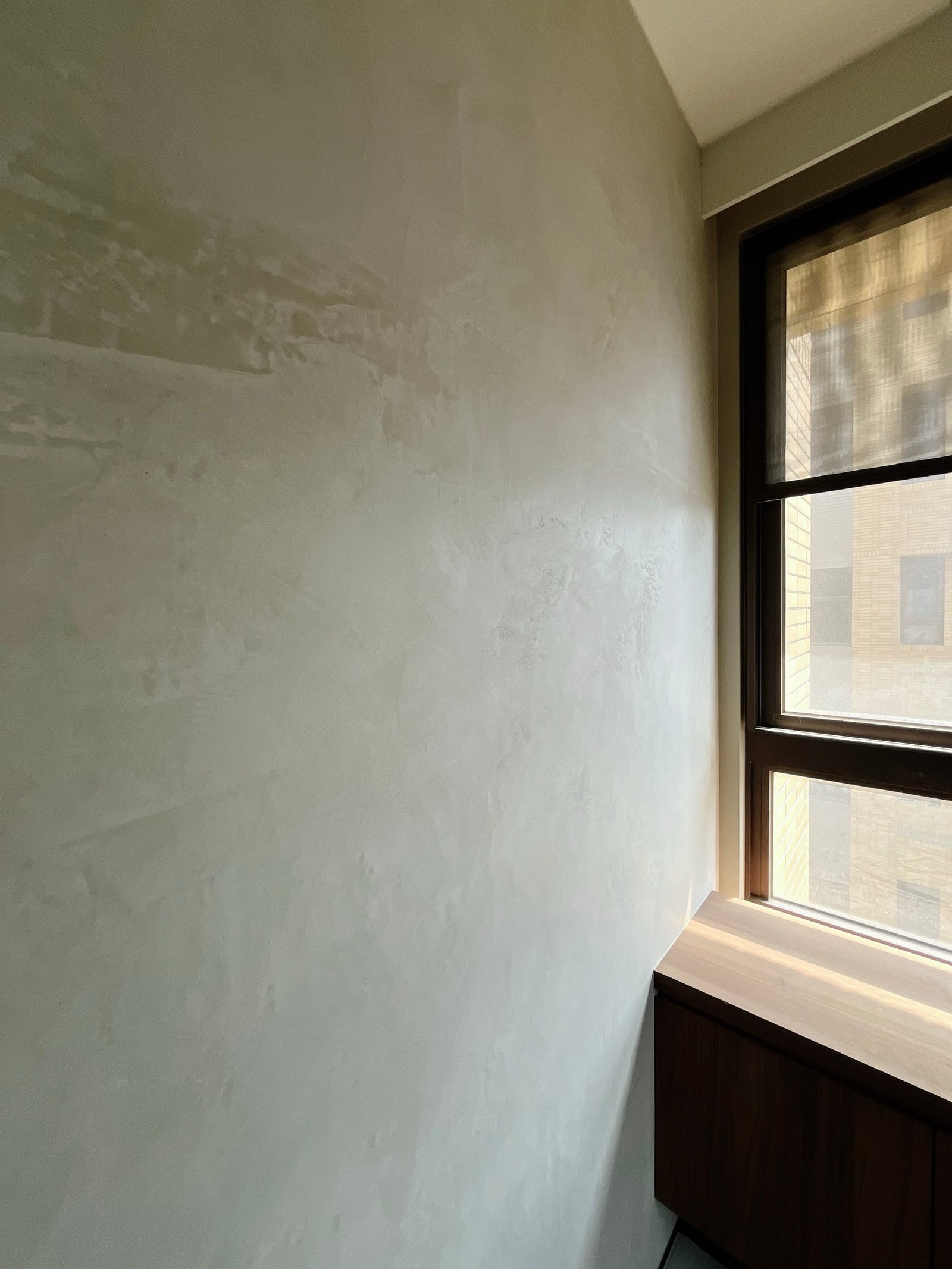 Moderner Wohnraum Taiwan: Kalkputzwände mit Schiebetüren, Innenausbauphase