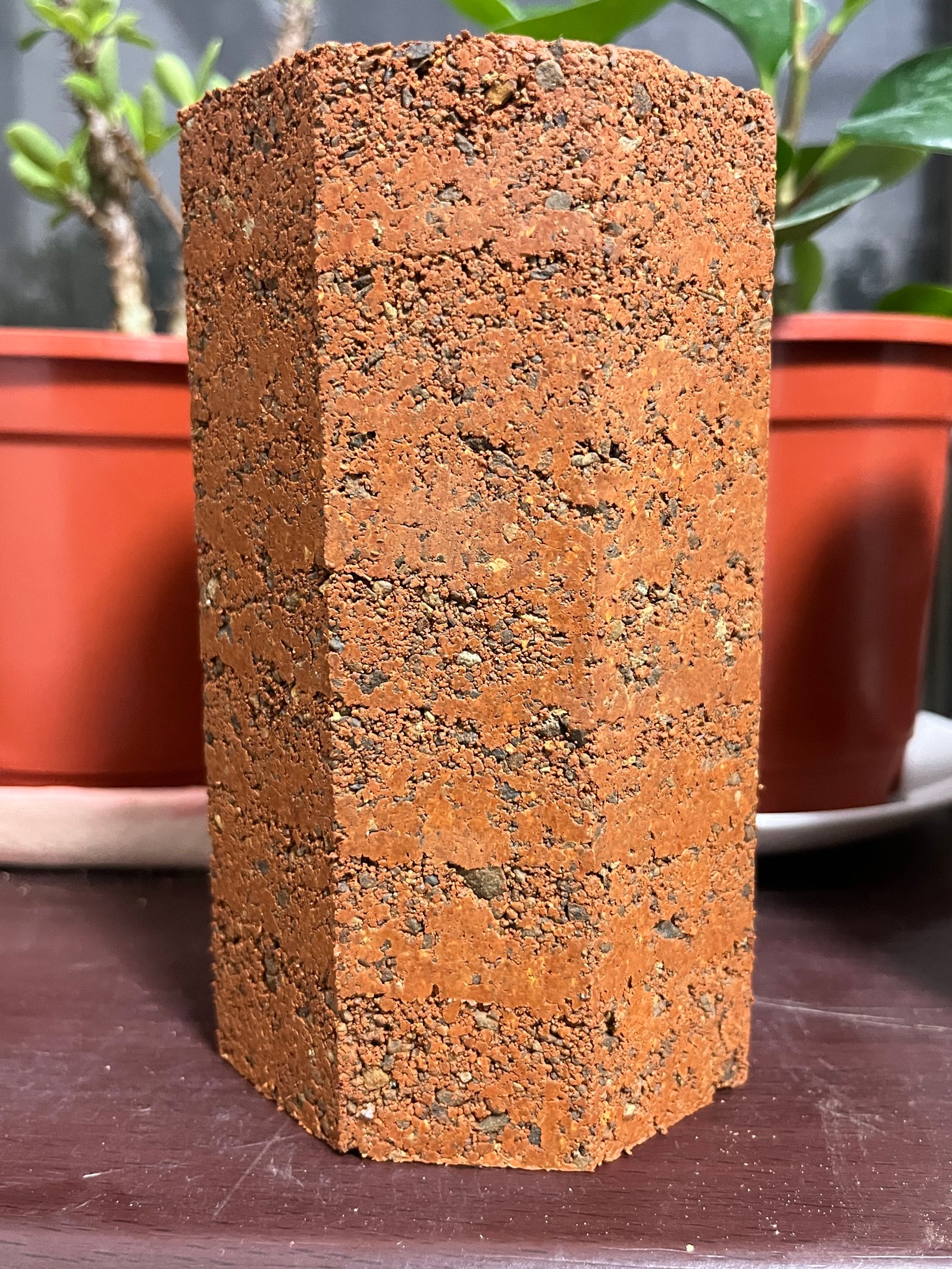 Roter Lehmziegel auf Blumentopf, roher Ton, Taiwan-Lehmbaumaterial